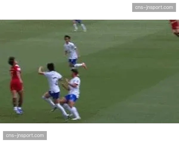 特写：萨卡底线处人球分过后送出精准传中，助队友头槌破门