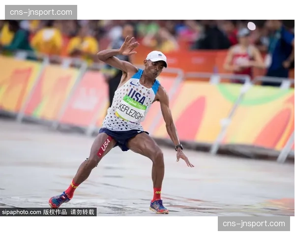镜头记录：马拉松选手基普图姆终点线前摔倒，爬行过线